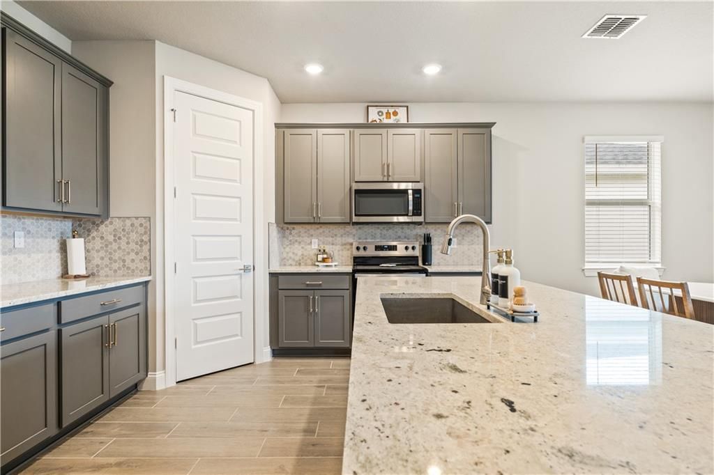 待售: $499,990 (4 贝兹, 2 浴室, 1908 平方英尺)