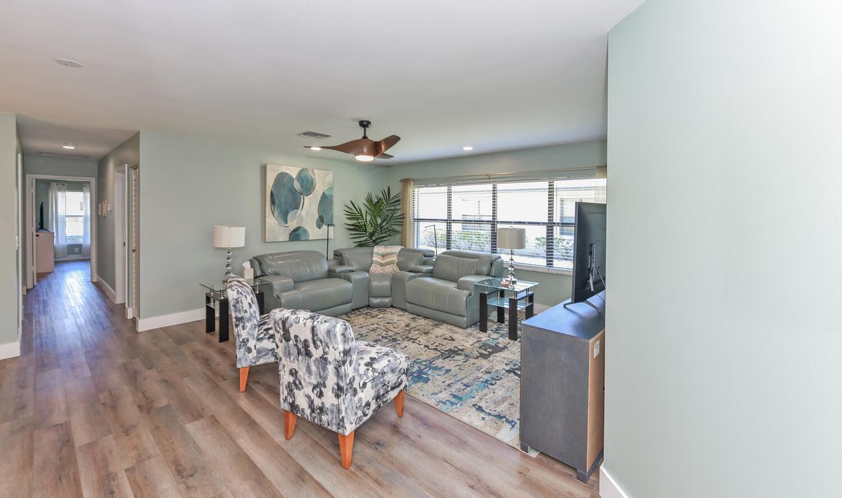 На продажу: $229,900 (2 спален, 2 ванн, 1411 Квадратных фут)