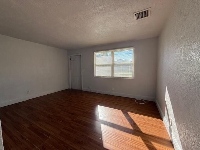 For Rent: $1,600 (2 beds, 1 baths, 1200 Square Feet)