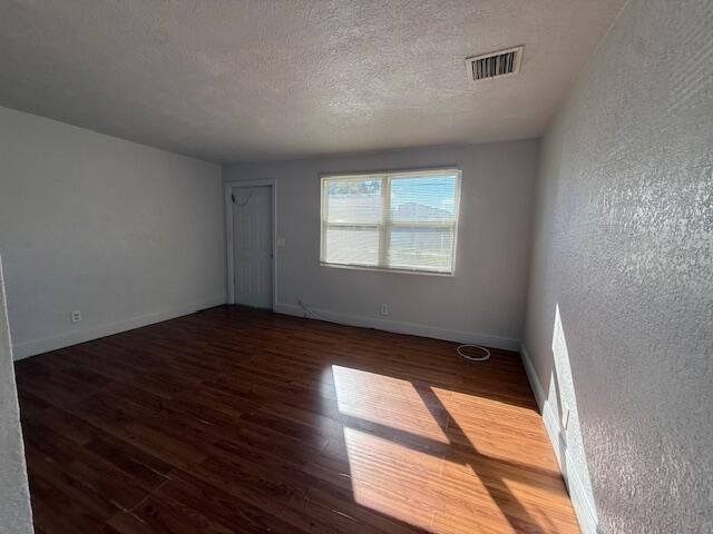 For Rent: $1,600 (2 beds, 1 baths, 1200 Square Feet)