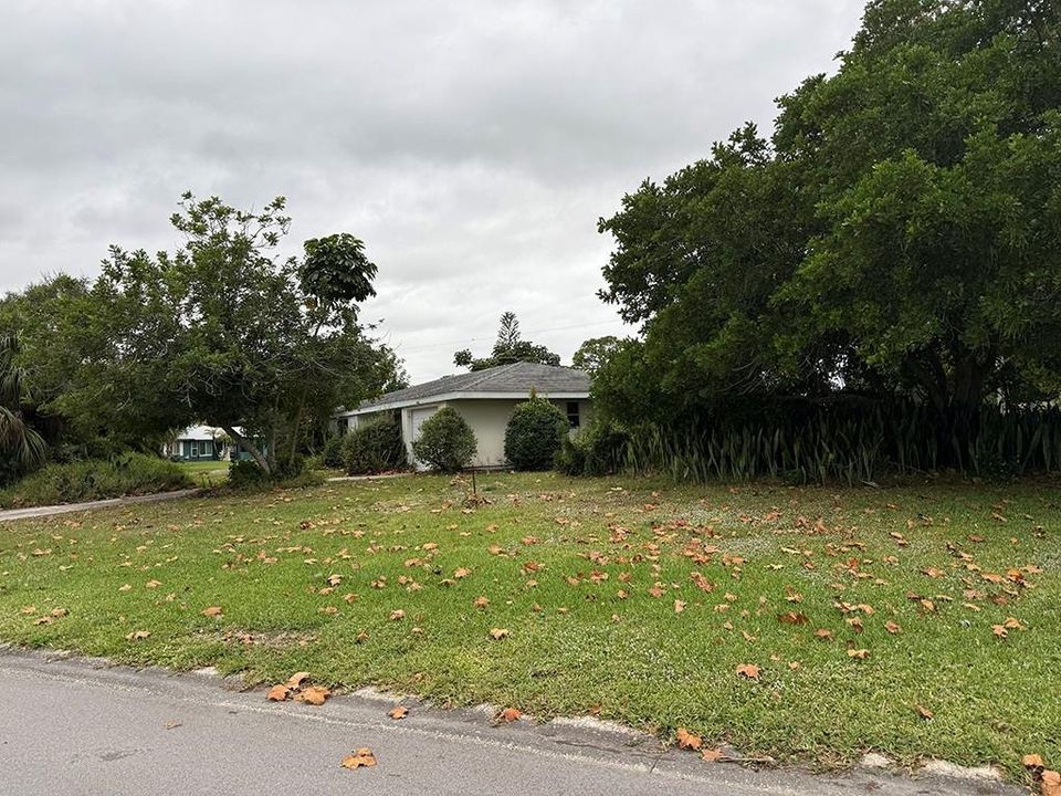 Active With Contract: $165,000 (3 beds, 2 baths, 1313 Square Feet)