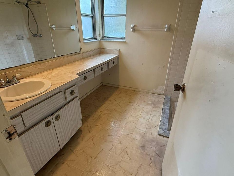 Active With Contract: $165,000 (3 beds, 2 baths, 1313 Square Feet)