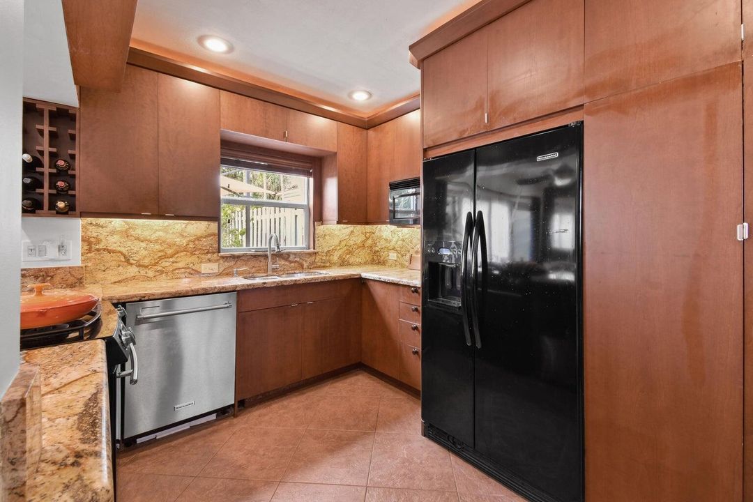 For Rent: $3,800 (2 beds, 2 baths, 1365 Square Feet)