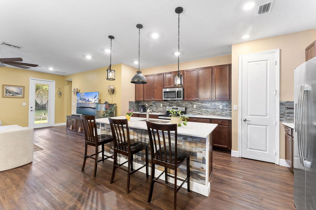 En Venta: $725,000 (4 camas, 3 baños, 2179 Pies cuadrados)