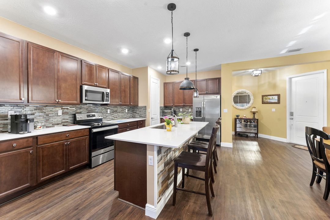 En Venta: $725,000 (4 camas, 3 baños, 2179 Pies cuadrados)