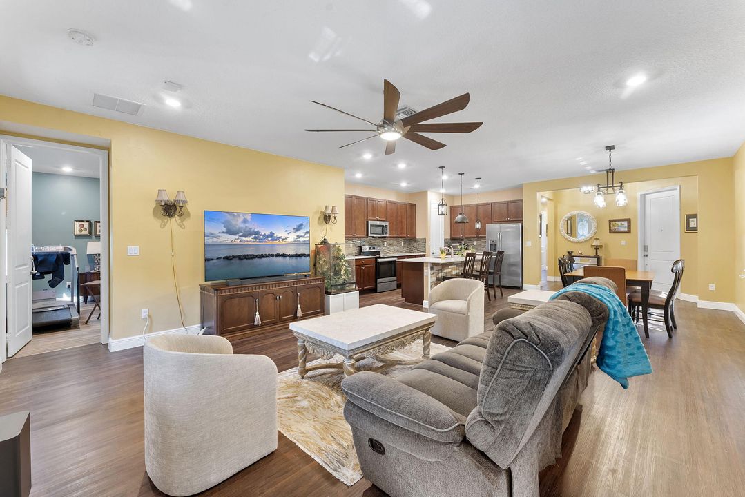 En Venta: $725,000 (4 camas, 3 baños, 2179 Pies cuadrados)