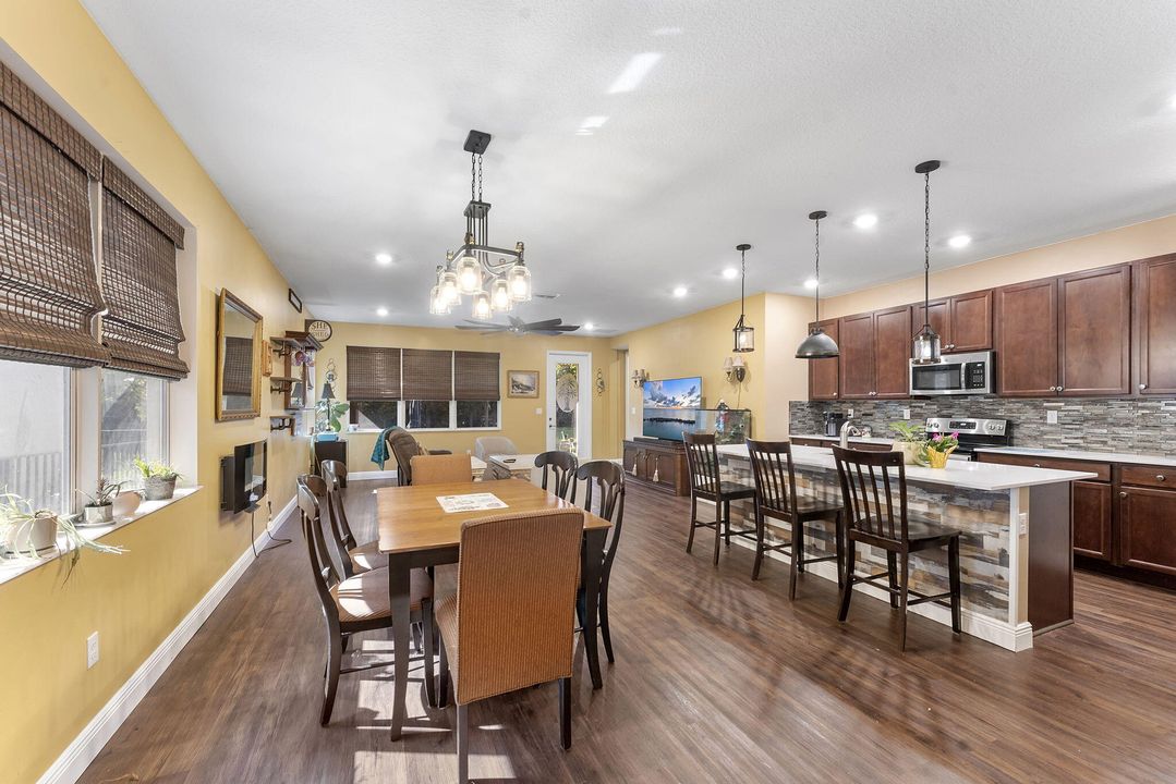 En Venta: $725,000 (4 camas, 3 baños, 2179 Pies cuadrados)