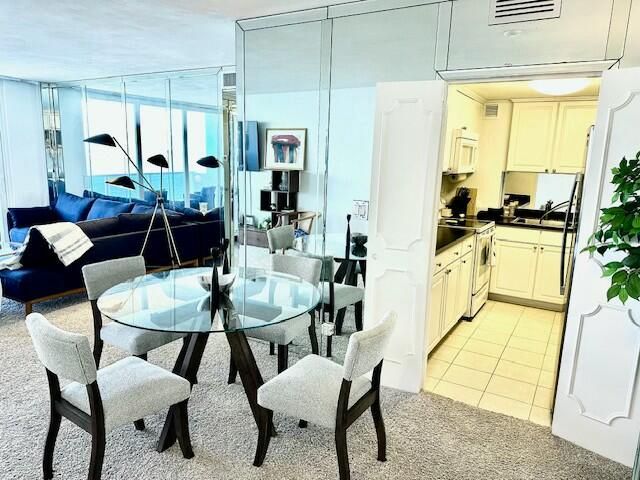 出租: $2,500 (1 贝兹, 1 浴室, 804 平方英尺)