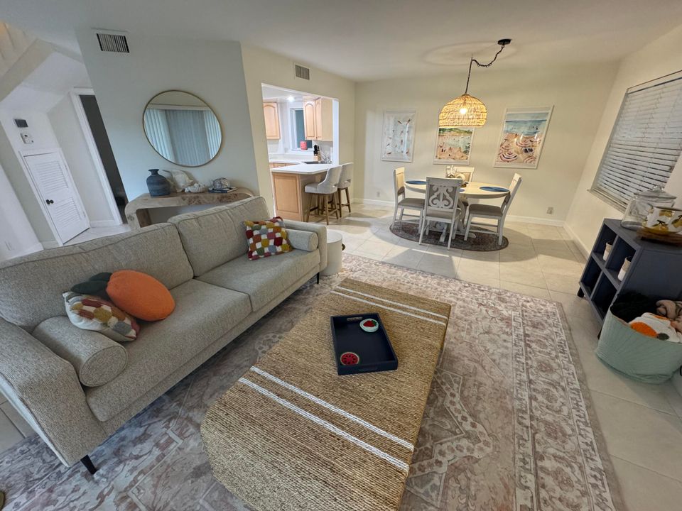 出租: $4,500 (2 贝兹, 2 浴室, 1250 平方英尺)