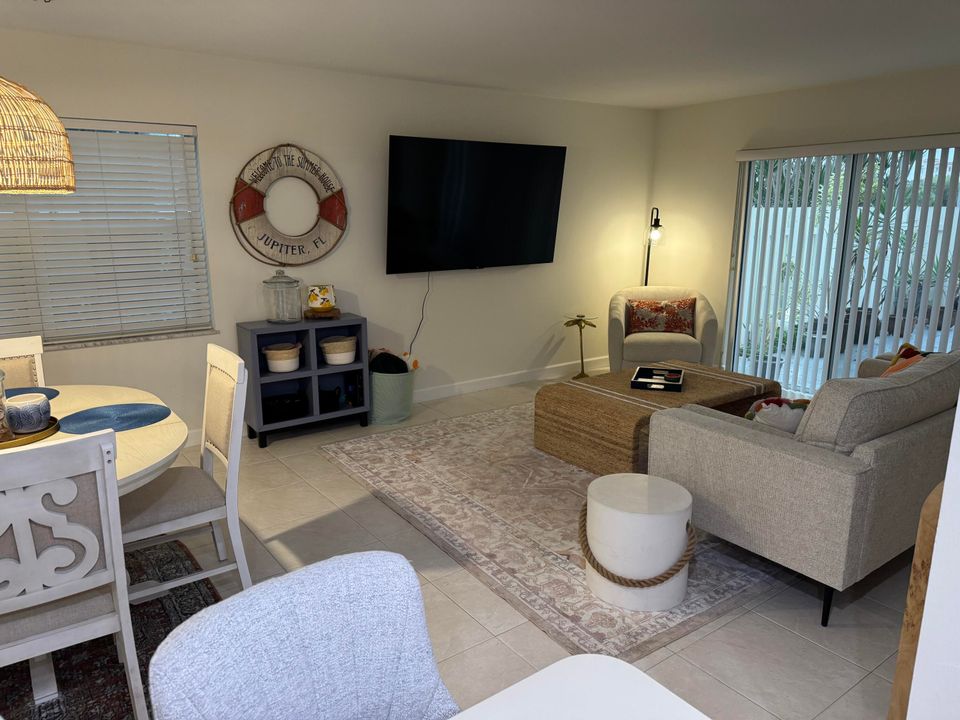 出租: $4,500 (2 贝兹, 2 浴室, 1250 平方英尺)