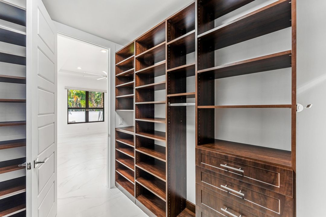 For Sale: $1,645,000 (5 beds, 4 baths, 3927 Square Feet)