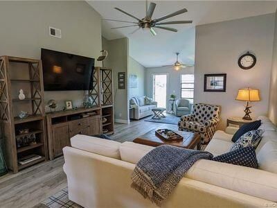 For Rent: $2,500 (2 beds, 2 baths, 1306 Square Feet)