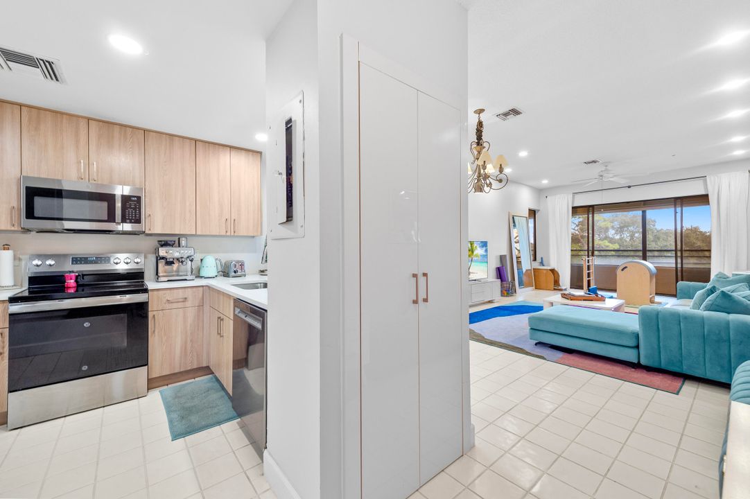 待售: $349,999 (1 贝兹, 1 浴室, 1089 平方英尺)