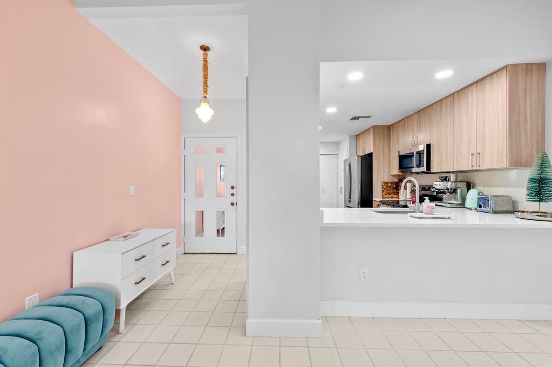 待售: $349,999 (1 贝兹, 1 浴室, 1089 平方英尺)