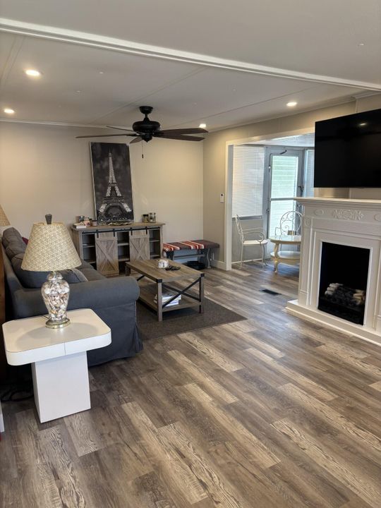 For Sale: $65,000 (2 beds, 2 baths, 981 Square Feet)