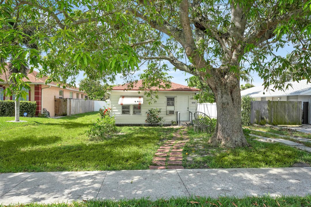 For Sale: $500,000 (3 beds, 2 baths, 1184 Square Feet)