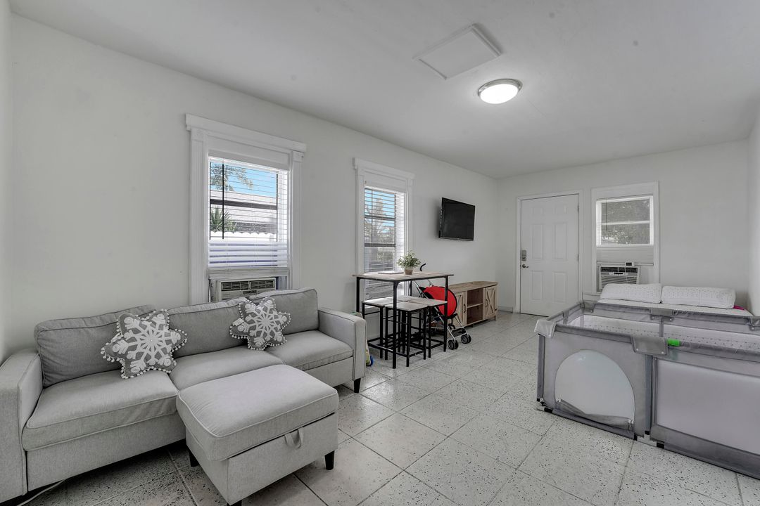 For Sale: $500,000 (3 beds, 2 baths, 1184 Square Feet)