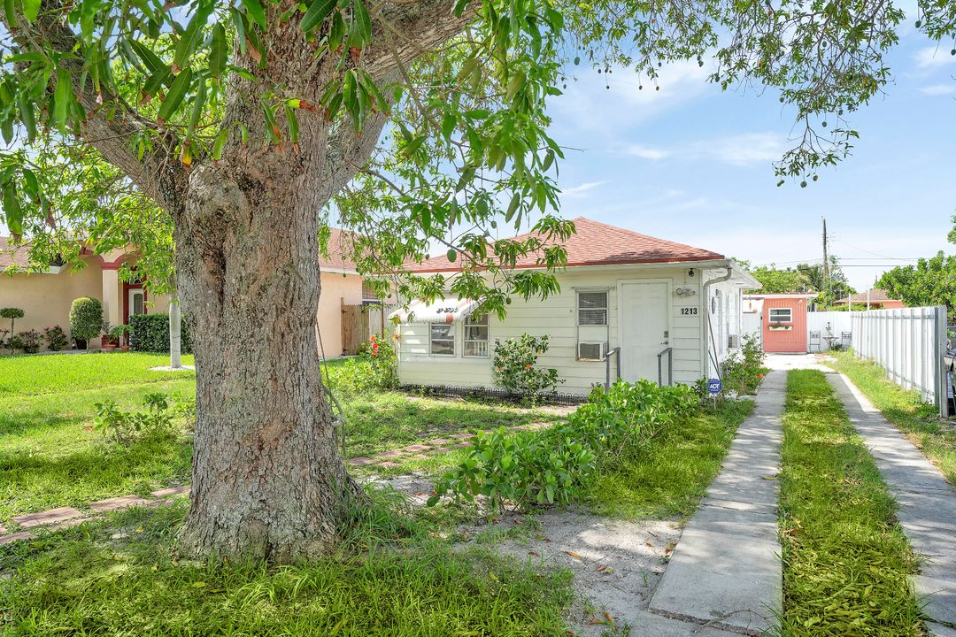 For Sale: $500,000 (3 beds, 2 baths, 1184 Square Feet)