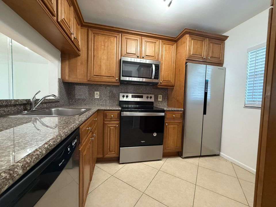 For Rent: $2,200 (2 beds, 2 baths, 857 Square Feet)