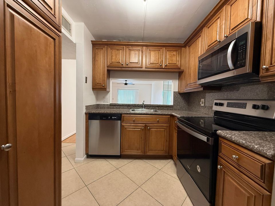 For Rent: $2,200 (2 beds, 2 baths, 857 Square Feet)