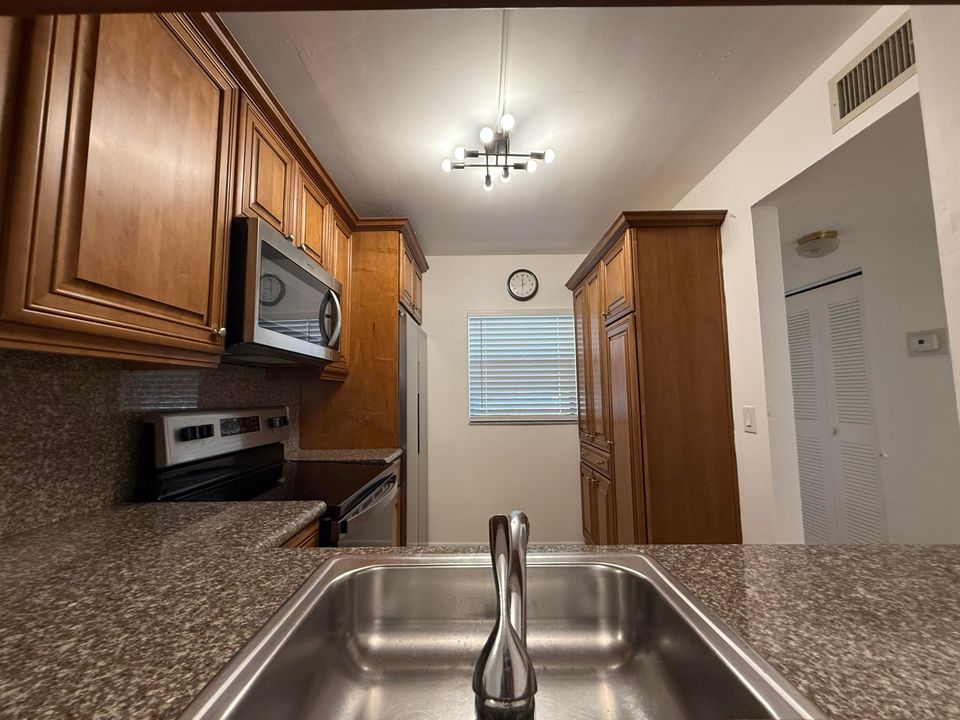 For Rent: $2,200 (2 beds, 2 baths, 857 Square Feet)