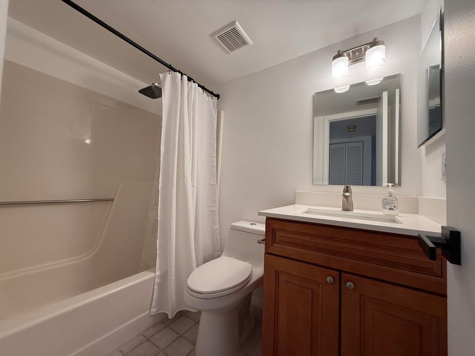 For Rent: $2,200 (2 beds, 2 baths, 857 Square Feet)