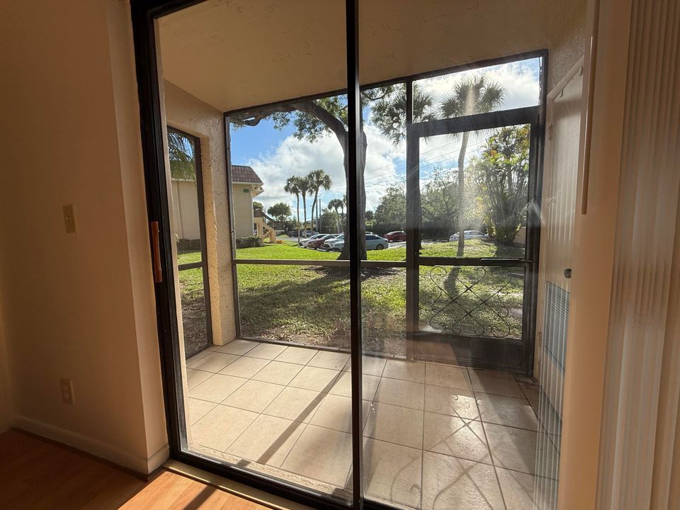 For Rent: $2,200 (2 beds, 2 baths, 857 Square Feet)