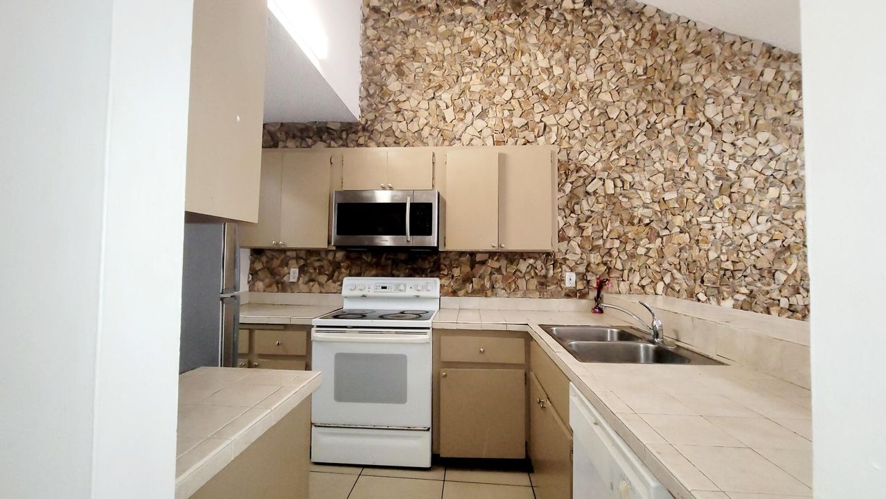 For Rent: $2,500 (3 beds, 2 baths, 1220 Square Feet)