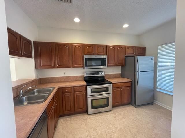 В аренду: $2,300 (2 спален, 2 ванн, 1104 Квадратных фут)