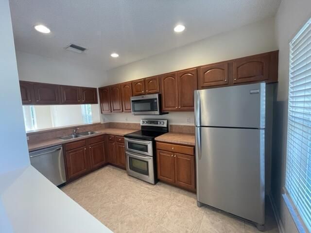 В аренду: $2,300 (2 спален, 2 ванн, 1104 Квадратных фут)