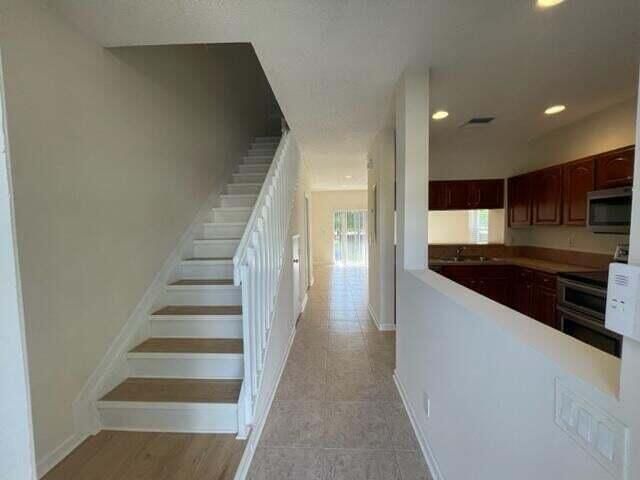 В аренду: $2,300 (2 спален, 2 ванн, 1104 Квадратных фут)