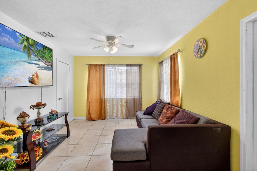 En Venta: $310,000 (3 camas, 1 baños, 702 Pies cuadrados)