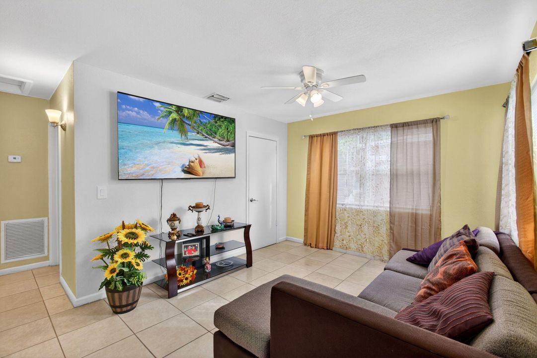 En Venta: $310,000 (3 camas, 1 baños, 702 Pies cuadrados)