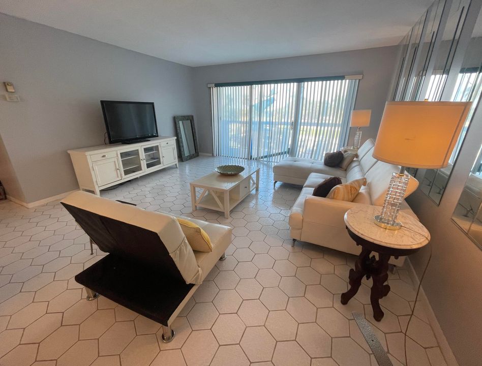 En Venta: $299,000 (1 camas, 1 baños, 896 Pies cuadrados)