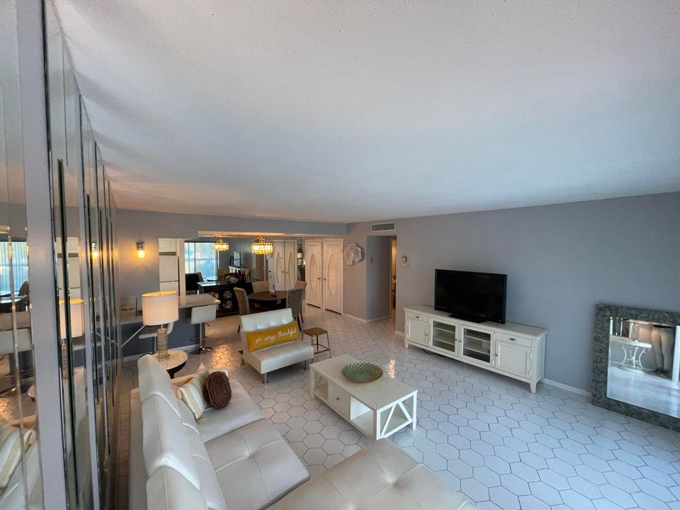 En Venta: $299,000 (1 camas, 1 baños, 896 Pies cuadrados)