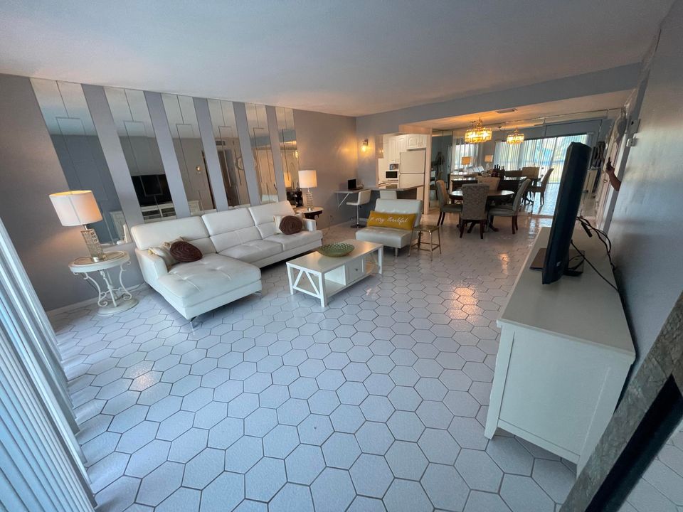 En Venta: $299,000 (1 camas, 1 baños, 896 Pies cuadrados)