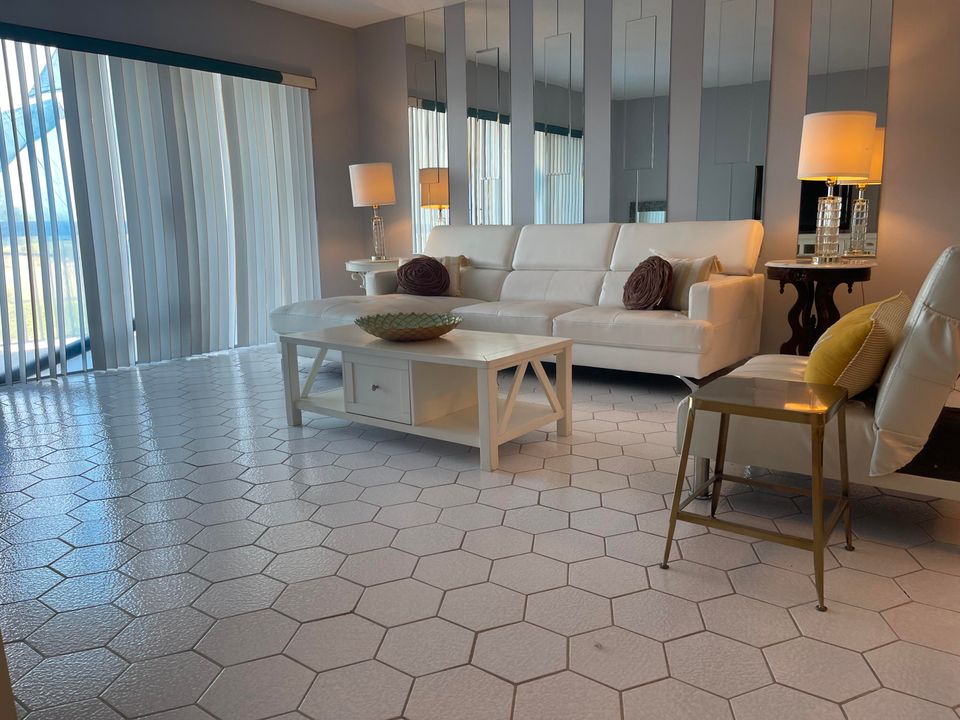 En Venta: $299,000 (1 camas, 1 baños, 896 Pies cuadrados)