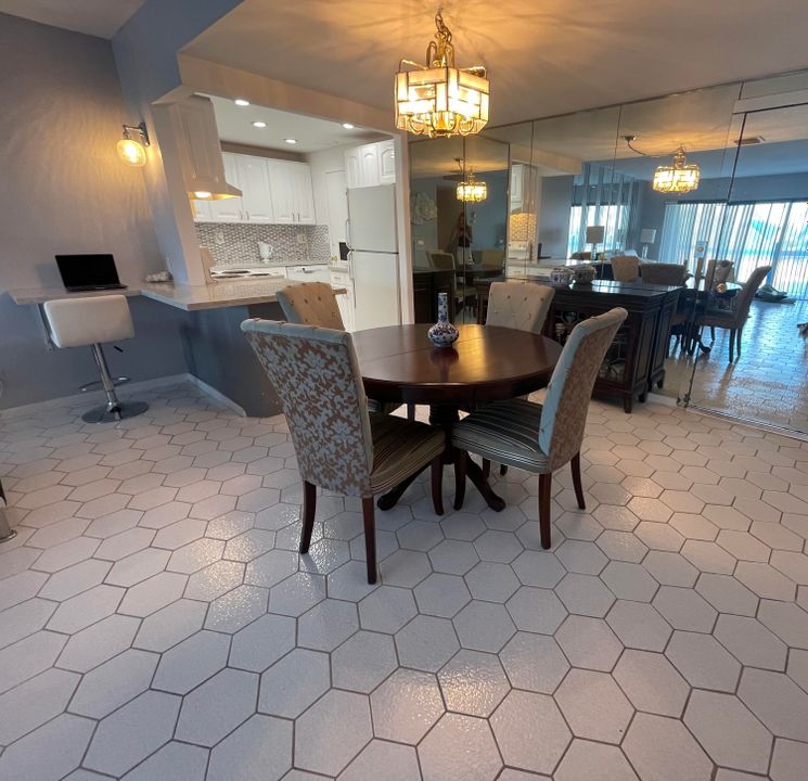 En Venta: $299,000 (1 camas, 1 baños, 896 Pies cuadrados)