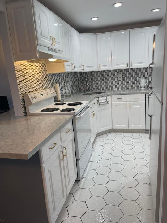 En Venta: $299,000 (1 camas, 1 baños, 896 Pies cuadrados)