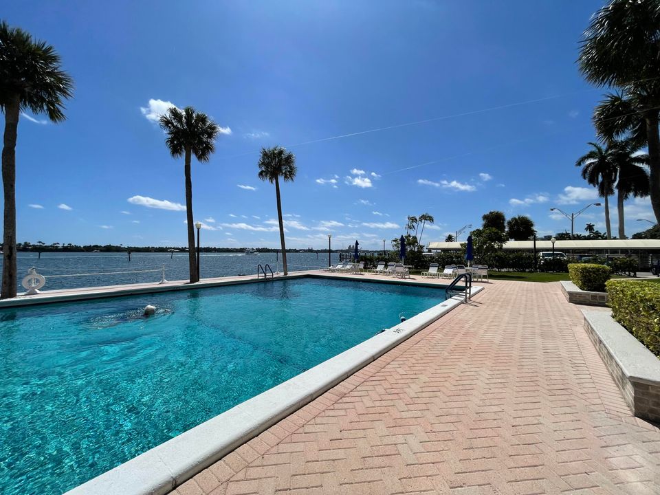 En Venta: $299,000 (1 camas, 1 baños, 896 Pies cuadrados)