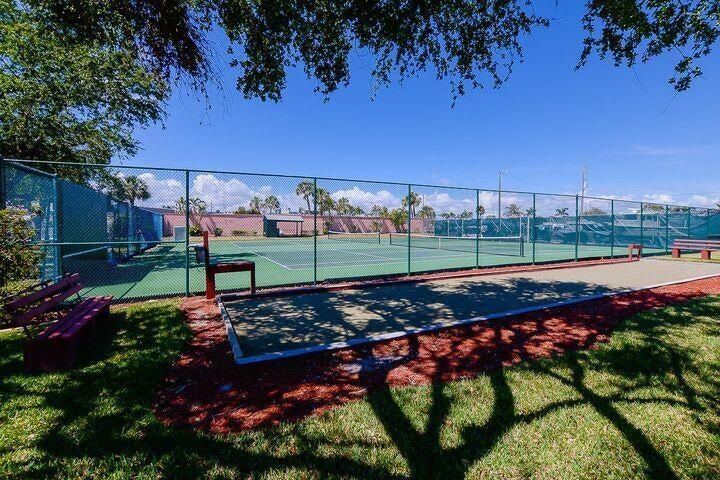 For Sale: $120,000 (1 beds, 1 baths, 494 Square Feet)