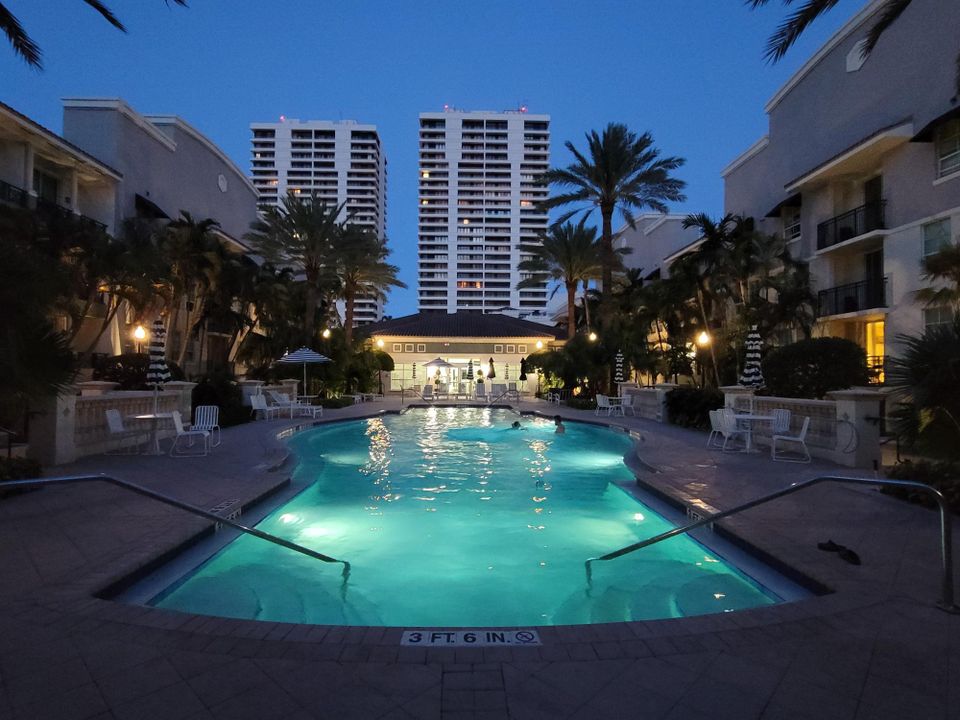 出租: $4,250 (2 贝兹, 2 浴室, 1121 平方英尺)