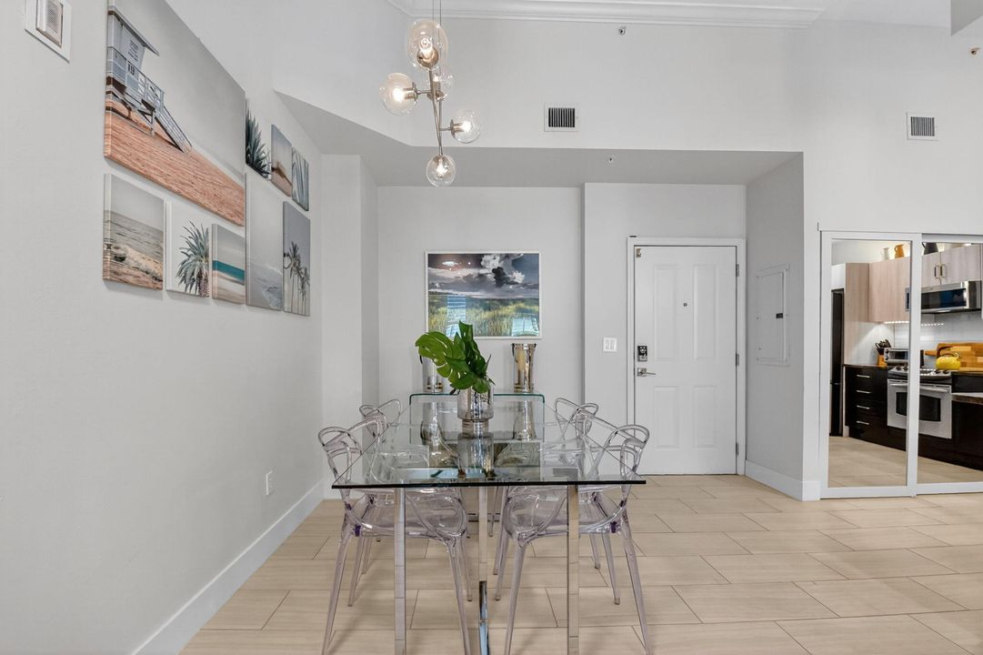 出租: $4,250 (2 贝兹, 2 浴室, 1121 平方英尺)