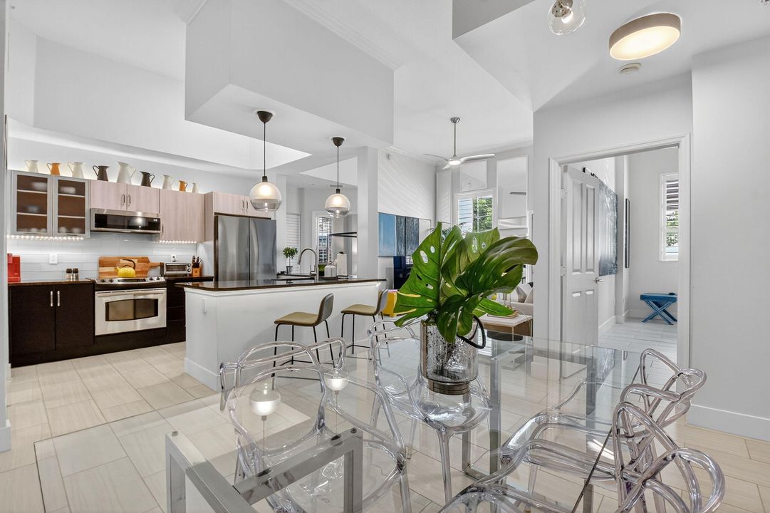 出租: $4,250 (2 贝兹, 2 浴室, 1121 平方英尺)