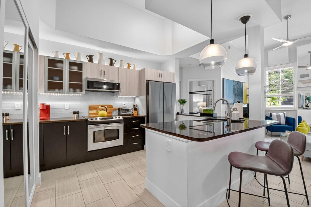 出租: $4,250 (2 贝兹, 2 浴室, 1121 平方英尺)