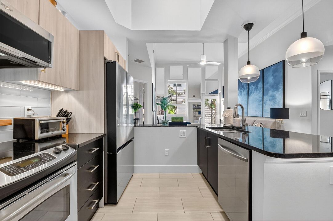 出租: $4,250 (2 贝兹, 2 浴室, 1121 平方英尺)