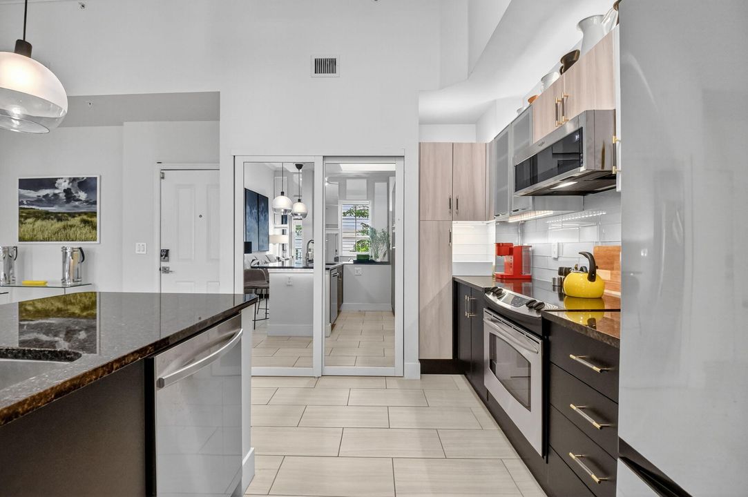 出租: $4,250 (2 贝兹, 2 浴室, 1121 平方英尺)