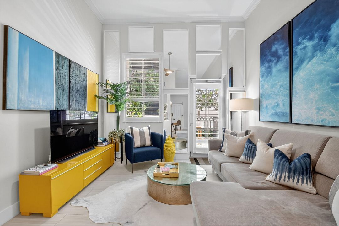 出租: $4,250 (2 贝兹, 2 浴室, 1121 平方英尺)