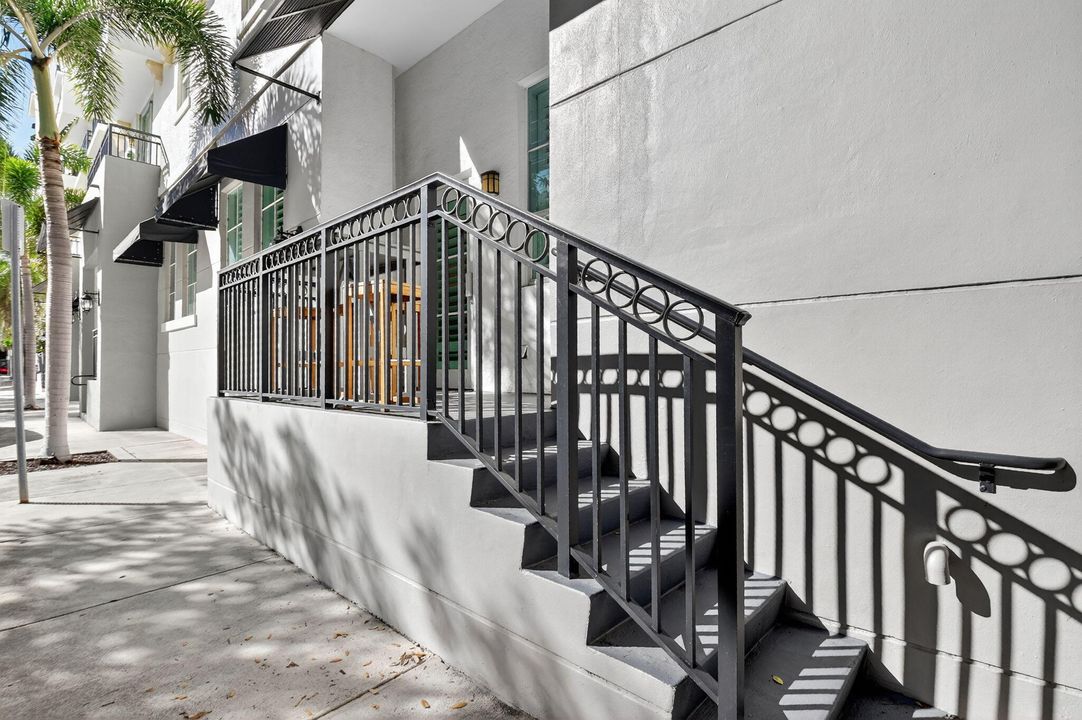 出租: $4,250 (2 贝兹, 2 浴室, 1121 平方英尺)