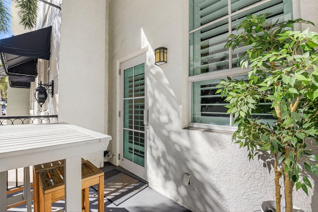 出租: $4,250 (2 贝兹, 2 浴室, 1121 平方英尺)